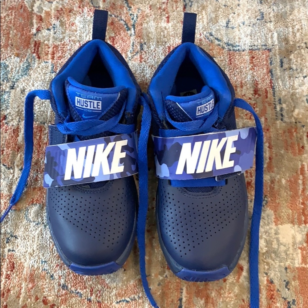 Nike Team Hustle kids basketball shoe